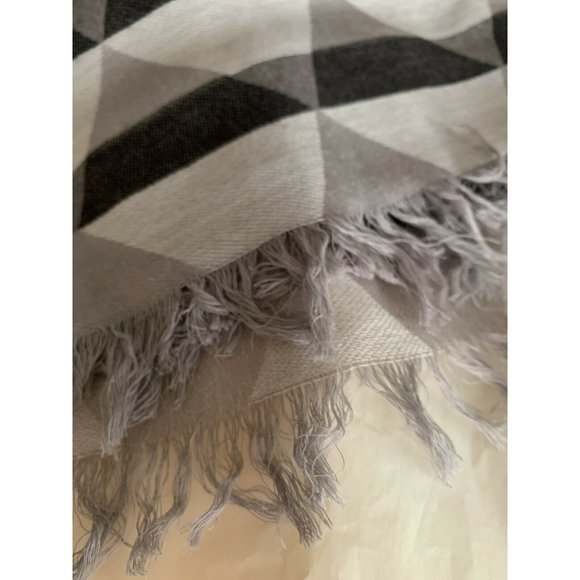 NWT! J Crew Gray Triangle Geometric Scarf Wrap Made in Italy Cotton Wool Blend - Picture 3 of 5